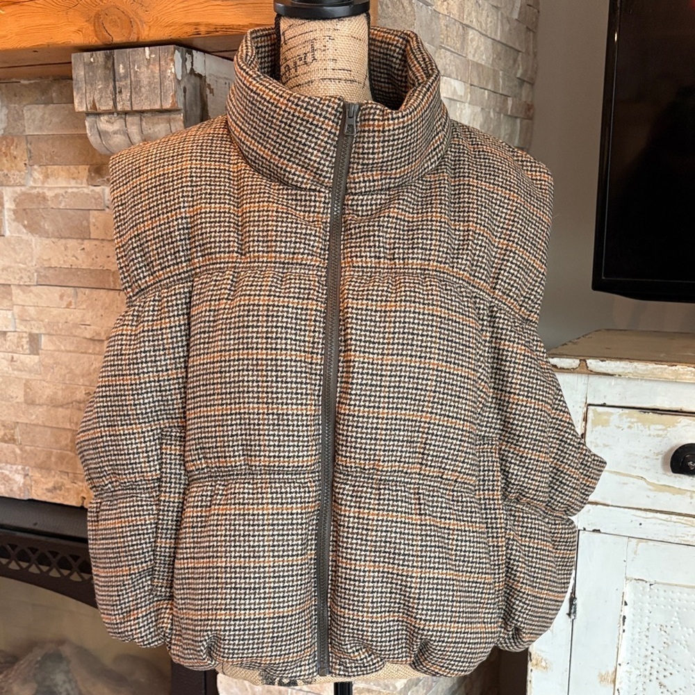 H&M Divided houndstooth brown cropped zip close pockets vest mock neck